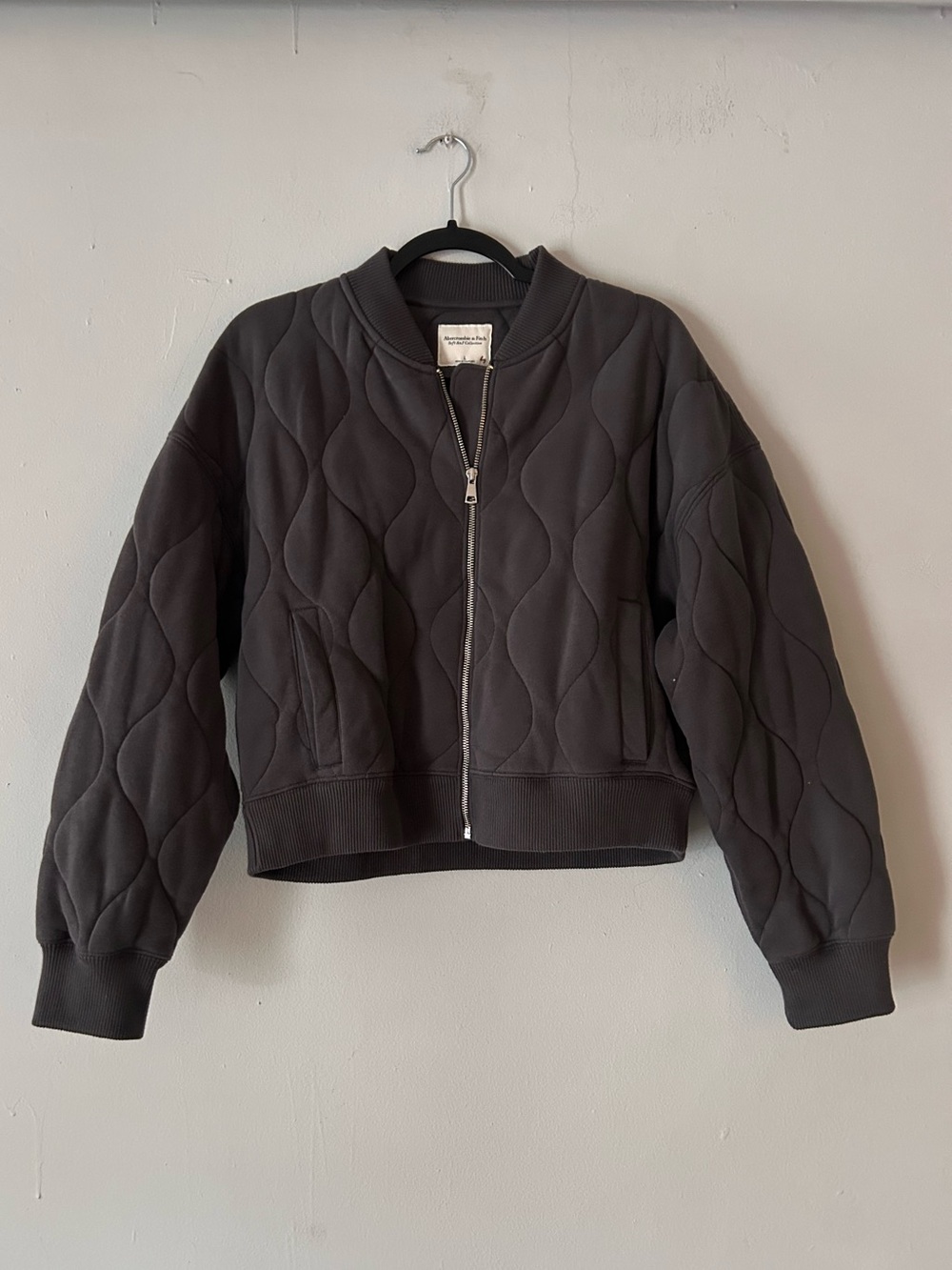 Abercrombie & Fitch Onion Quilted Bomber Crop Fit